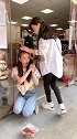 我只是蹲下擦鞋子，为什么给我扔钱