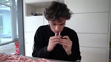 熊孩子挑战吃“手杖”！吃得最多奖励美金，你猜结果谁赢了