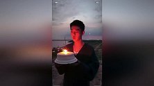工作室更新肖战29岁庆生视频 捧蛋糕吹蜡烛灿笑阳光帅气
