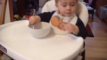 宝爸这样带娃，也太轻松了，只需要给宝宝食物就可以了！