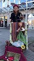 德国街头，偶遇的一位戴着木偶演奏的街头艺术家，她的表演让我的内心一下平静了！德国