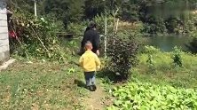 到外婆家挖花生，妈妈巧手做大锅糯米洋芋饭，配上腊肉味道真好