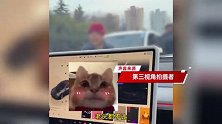 特斯拉遇逆行老头乐堵路，当场锁门开启扩音器，喇叭喊话看懵路人