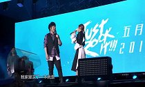 邓紫棋助阵五月天演唱会，耳机突然飞了，阿信边帮戴边怕讲错话