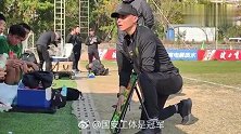 全新角色！北京国安U17主帅于大宝给小球员讲解战术