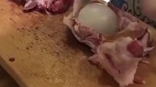 打算买一只鸡回家煲汤，结果处理的时候发现这个东西，这下血赚！