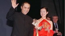 20年前章子怡只穿红肚兜领奖，张艺谋大骂：野心都写在脸上了
