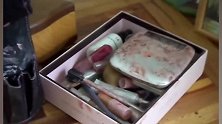 孩子们学化妆的样子好有趣，把自己化成了这个样子，太可爱了！