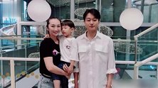 佟大为关悦一家出游，小儿子五官神似佟大为，不断亲吻妈妈超有爱