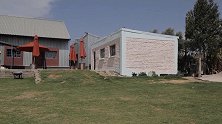 南非：垃圾变砖，志愿者巧用垃圾建教室