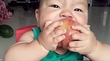 小宝宝第一次吃桃子，接下来的吃相好搞笑，有这么费劲吗