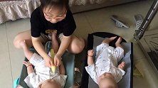 看六岁女娃，如何带双胞胎弟玩耍，又是唱歌又是逗乐