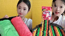 美女直播吃彩虹卷、彩虹糖，一口下去超过瘾，是我向往的生活！
