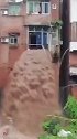 阳台变瀑布！重庆綦江再遭暴雨侵袭 洪水夺窗而过成瀑布倾泻而下
