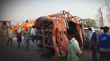 印度一载满返乡务工者的货车失控与另一货车相撞 致24死36伤
