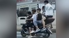 耍杂技？5名男孩当街上演摩托叠罗汉，交警一查竟全未满16岁