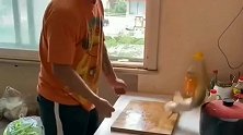 搞笑视频：小伙勇气可嘉啊！做了我一直不敢做的事