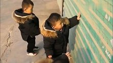 三胞胎一到姥姥家这样叫门，爸爸在旁边拦都拦不住，画面把人笑喷
