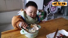 17个月宝宝吃饭变刁了，青菜瞧不上眼专挑鸡蛋吃，配着面条喷香