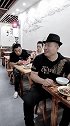 我就看不惯在公共场合撒狗粮的人
