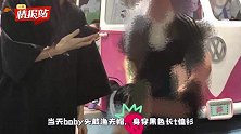 和婆婆带儿子逛街，Baby白皙美腿十分吸睛，小海绵玩手指萌翻