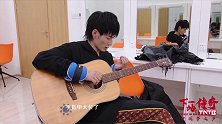 “撕漫男”丁立边讲吉他故事边哭穷,我没钱买新的
