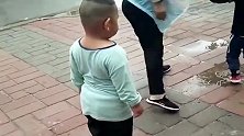 江西小哥：两个小屁孩街头吵架，下一刻小个子秒怂，太搞笑了！
