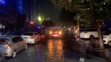陕西咸阳：暴雨袭城！4个消防救援站出动，彻夜排水保畅通