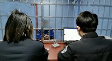 江西赣州：两男子向过路女性泼粪水，看到漂亮的想报复