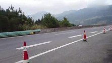 高速公路上的半挂车，22个轮子，开这车需持A1驾照是吗？