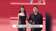 众星出席文荣奖红毯，于正西装亮相勇闯演员圈，小动作频繁满脸局促