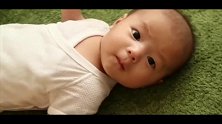 小宝宝想要抱抱，激动得一直挥手，动作太可爱了！好喜欢！