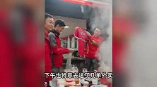 刘强东白天送外卖，晚上请快递员、骑手吃火锅，骑手：瞬间不冷了