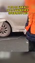 环卫大爷剐蹭到轿车，害怕到手抖，人安全是最重要的！