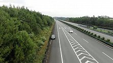 江西宜春：男子开车犯困违停睡大觉，无人机飞来“喊话”了