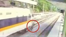 台铁又出事！工人擅闯轨道欲捡物品 列车紧急刹车仍将其撞飞
