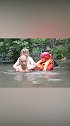 积水齐胸！宜昌普降暴雨致城中内涝 特警涉水背出八旬老人