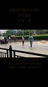 雨后结队马路捕鱼，女生围观班都不想上