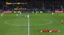 小德中路斜吊禁区 奥尔良门将及时出击将球扑出
