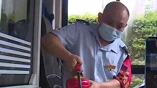重庆：加油站旁车辆起火，公交司机抓起灭火器冲了下去