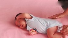专业育婴师示范如何训练宝宝翻身，新手妈妈们赶快学起来
