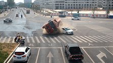渣土车紧急避让轿车侧翻 轿车司机“神操作”毫厘之间逃出生天