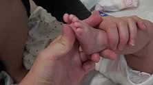 2个月小宝宝的脚趾反射，一碰足底就这反应，太好玩了！