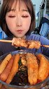 一大串烤羊肉串和好吃的香肠肠