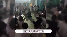 许嵩演唱会人气爆棚，场外围满歌迷人数不输场内，大合唱氛围好震撼