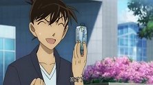 怪盗基德看到柯南的思绪很乱，在一旁逗柯南开心