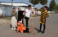 自制剧；儿给扫地母亲要钱，还动手打母亲，路人大姐一番话点醒他
