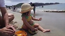 小宝宝第一次去海边，乖乖坐在沙滩上玩沙，画面太可爱了！