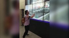 儿子出游丢书包妈妈着急：寒假作业最重要
