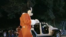 五胞胎观看花车巡游，游行队伍向外撒糖果，孩子们狂捡